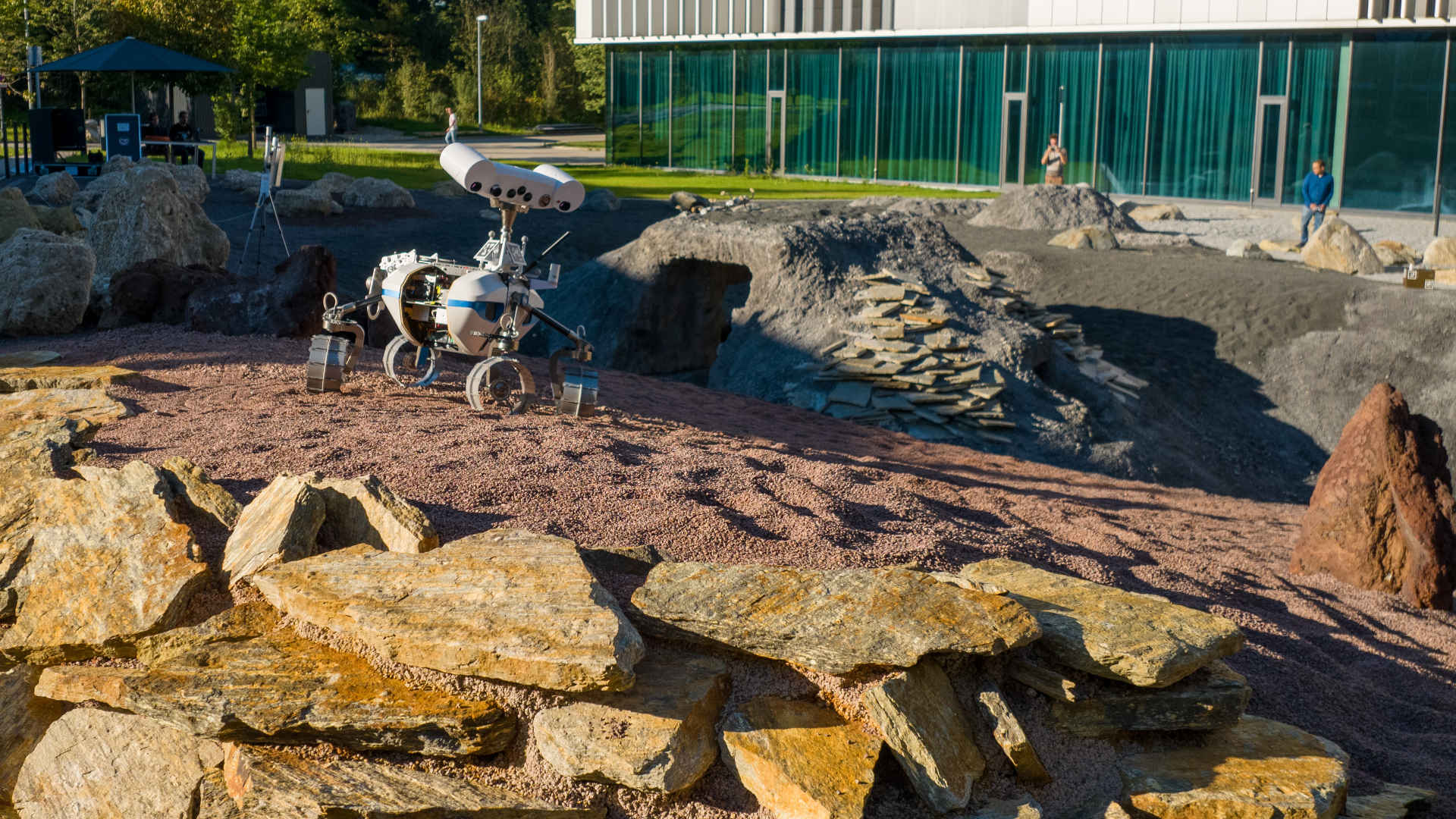 The LRU-2 (Lightweight Robotic Unit) robot has already been to Mount Etna. Now it can be tested directly on the Moon-Mars terrain in Oberpfaffenhofen. (DLR)